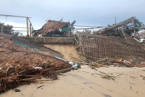 Có 9/18 ngôi nhà và quán ăn ở Bãi tắm xã Gio Hải, huyện Gio Linh bị đổ sập trên 50%. (Ảnh: TTXVN phát)