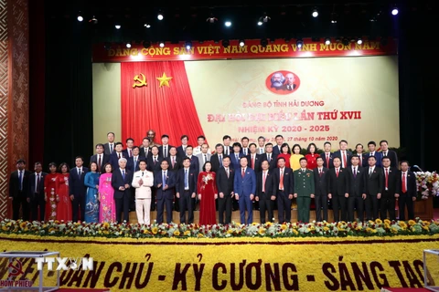 Ban Chấp hành Đảng bộ tỉnh Hải Dương khóa XVII, nhiệm kỳ 2020-2025 ra mắt đại hội. (Ảnh: Mạnh Tú/TTXVN)