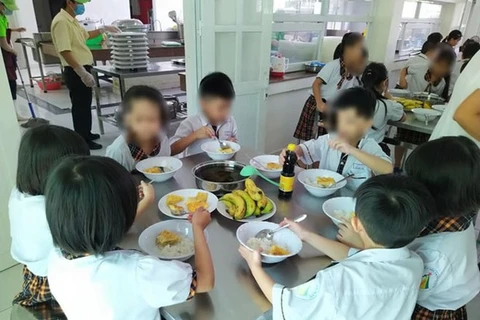 Giám sát bữa ăn bán trú và các hoạt động của trường Trần Thị Bưởi 