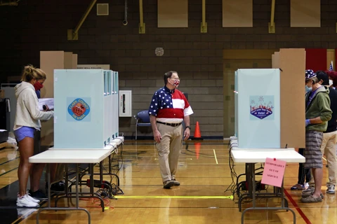 Cử tri bỏ phiếu trong Ngày Bầu cử tại Las Vegas, bang Nevada ngày 3/11. (Ảnh: AFP/TTXVN)