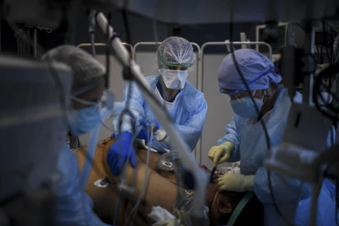 Nhân viên y tế điều trị cho bệnh nhân nhiễm COVID-19 tại bệnh viện Sao Joao, Bồ Đào Nha. (Ảnh: AFP/TTXVN)