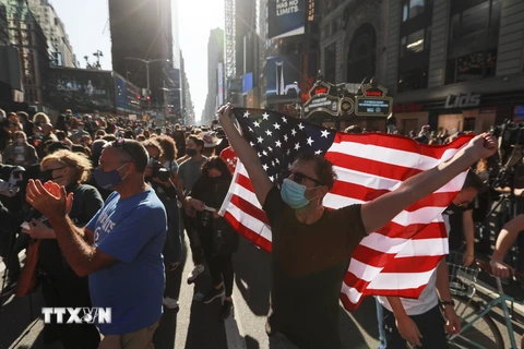 Hình ảnh người dân Mỹ đổ ra đường ăn mừng chiến thắng của ông Biden