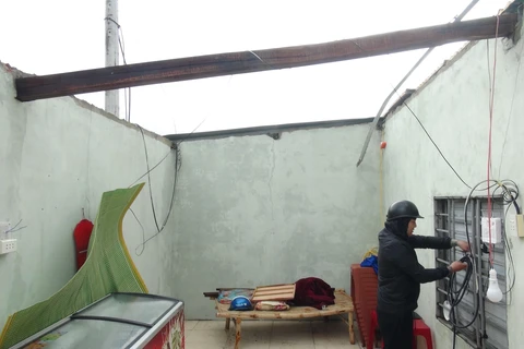 Bão số 13 làm tốc mái nhà ở Quảng Bình. (Ảnh: Đức Thọ/TTXVN)