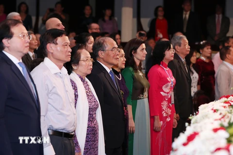 Nguyên Chủ tịch Quốc hội Nguyễn Sinh Hùng cùng các đại biểu thực hiện nghi lễ chào cờ tại Lễ kỷ niệm 70 năm thiết lập quan hệ ngoại giao giữa Việt Nam-Bulgaria. (Ảnh: Lâm Khánh/TTXVN)