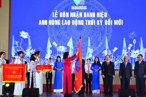 Phó Chủ tịch nước Đặng Thị Ngọc Thịnh trao Danh hiệu Anh hùng lao động thời kỳ đổi mới cho Đại học Quốc gia Thành phố Hồ Chí Minh. (Ảnh: Xuân Anh/TTXVN)
