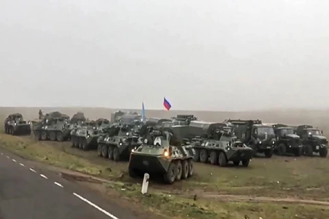 Xe quân sự của lực lượng giữ gìn hòa bình Nga di chuyển tới thành phố Stepanakert, thủ phủ khu vực xung đột Nagorny-Karabakh ngày 14/11. (Ảnh: AFP/TTXVN)