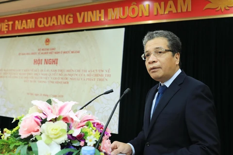 Thứ trưởng Bộ Ngoại giao Đặng Minh Khôi, Chủ nhiệm Ủy ban Nhà nước về người Việt Nam ở nước ngoài phát biểu khai mạc hội nghị. (Ảnh: Lâm Khánh/TTXVN)