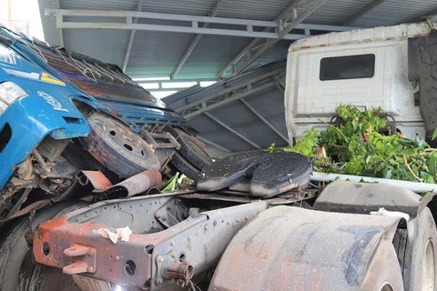 Lâm Đồng: Xe bồn chở gas gãy đôi sau khi tông vào nhiều nhà dân