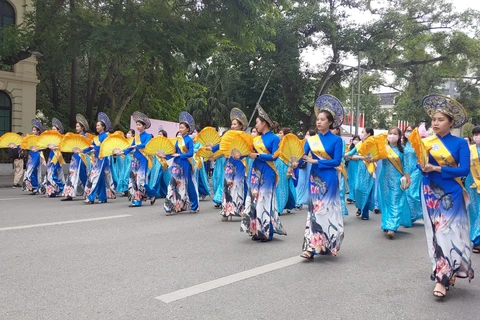 Diễu hành tại Lễ hội Áo dài 'Hương sắc Tràng An.' (Ảnh: Nguyễn Cúc/TTXVN)