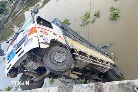 Tiền Giang: Ôtô tải đi vào đường cấm làm sập cầu dân sinh