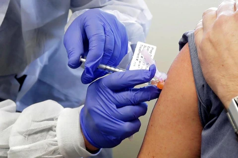 Tiêm vắcxin ngừa COVID-19. (Nguồn: AP)