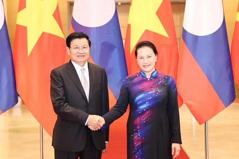 Chủ tịch Quốc hội Nguyễn Thị Kim Ngân hội kiến Thủ tướng Lào Thongloun Sisoulith. (Ảnh: Trọng Đức/TTXVN)