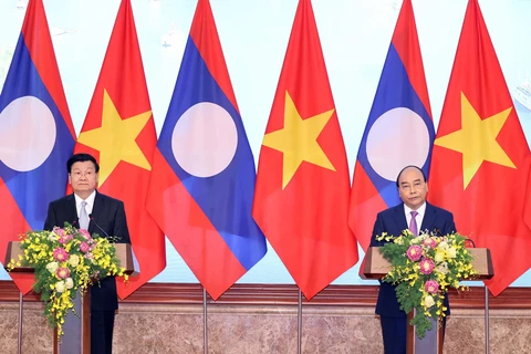 Thủ tướng Nguyễn Xuân Phúc và Thủ tướng Lào Thongloun Sisoulith họp báo chung sau khi kết thúc Kỳ họp lần thứ 43 Uỷ ban liên Chính phủ Việt-Lào. (Ảnh: Thống Nhất/TTXVN)