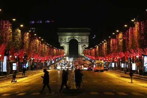 Đường phố tại Paris, Pháp, được trang hoàng đón Giáng sinh. (Ảnh: THX/TTXVN)