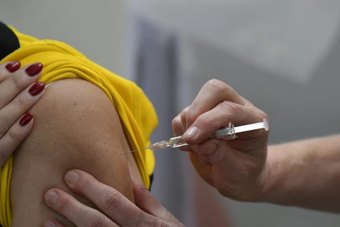 Tiêm phòng vắcxin ngừa COVID-19 cho tình nguyện viên. (Ảnh: AFP/TTXVN)