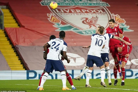 Roberto Firmino đánh đầu mang chiến thắng về cho Liverpool. (Nguồn: Getty Images)