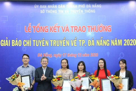 Các tác giả đạt giải nhóm đề tài tuyên truyền về Đề án “Xây dựng Đà Nẵng-Thành phố môi trường.” (Ảnh: Văn Dũng - TTXVN)