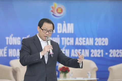 Ông Triệu Minh Long, Vụ trưởng Vụ Hợp tác quốc tế (Bộ Thông tin và Truyền thông) trình bày Kế hoạch tuyên truyền ASEAN giai đoạn 2021-2025. (Ảnh: Minh Quyết/TTXVN)