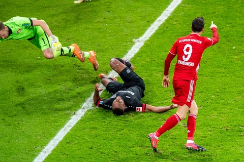 Lewandowski giúp Bayern kết thúc năm ở ngôi đầu Bundesliga. (Nguồn: Imago)