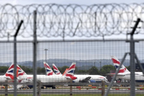 Máy bay đỗ tại sân bay London Gatwick, Anh. (Ảnh: AFP/TTXVN)