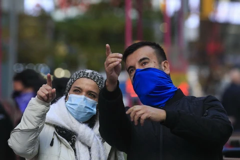 Người dân đeo khẩu trang phòng dịch COVID-19 tại New York, Mỹ ngày 10/12/2020. (Ảnh: AFP/TTXVN)