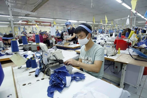 Sản xuất sản phẩm may mặc tại Công ty Cổ phần may Tiên Hưng (huyện Tiên Lữ, Hưng Yên). (Ảnh: Phạm Kiên/TTXVN)