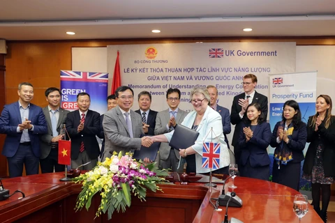 Nghị sỹ Heather Wheeler (áo trắng) trong lễ ký kết Biên bản ghi nhớ hợp tác trong lĩnh vực năng lượng giữa Việt Nam và Anh. (Ảnh: Trần Việt/TTXVN)
