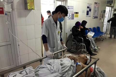 Các nạn nhân bị thương trong vụ tai nạn lao động đang được điều trị tại Bệnh viện Đa khoa 115 Nghệ An. (Ảnh: Tá Chuyên/TTXVN)
