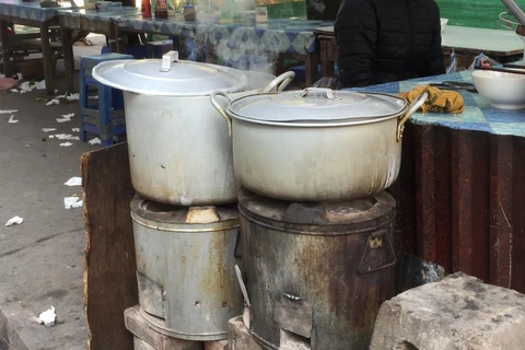 Bếp than tổ ong được người dân sử dụng làm phương tiện đun nấu tại phường Phú Lãm, quận Hà Đông, Hà Nội. (Ảnh: Minh Nghĩa/TTXVN)