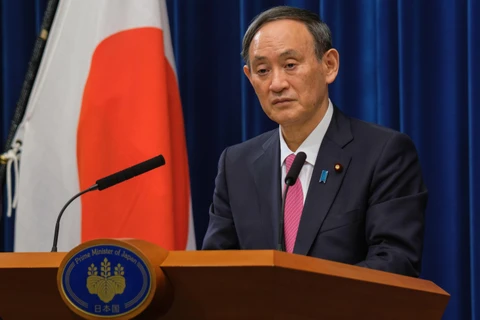 Thủ tướng Nhật Bản Suga Yoshihide phát biểu trong cuộc họp báo tại thủ đô Tokyo. (Ảnh: AFP/TTXVN)