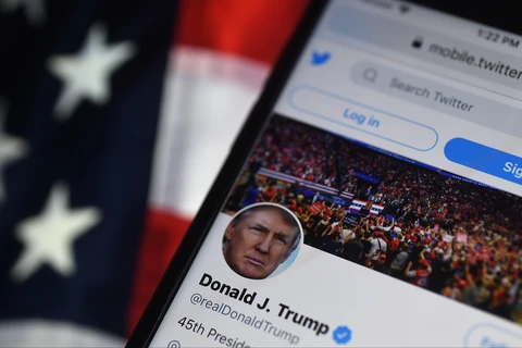 Trang Twitter của Tổng thống Mỹ Donald Trump trên màn hình điện thoại di động ở Arlington, Virginia, Mỹ. (Ảnh: AFP/TTXVN)