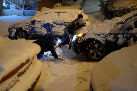 Các phương tiện mắc kẹt do tuyết rơi dày đặc tại Madrid, Tây Ban Nha, ngày 8/1. (Ảnh: AFP/ TTXVN)