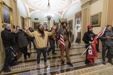 Các thành viên cánh hữu ủng hộ ông Trump xuất hiện trong vụ bạo loạn ở Điện Capitol (Nguồn: AP)
