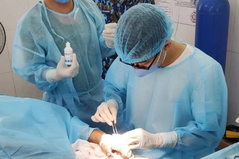 Bác sỹ kịp thời ra đảo Cồn Cỏ cứu bệnh nhân bị viêm ruột thừa cấp