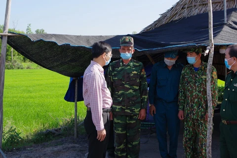 Ông Nguyễn Thành Tâm, Bí thư Tỉnh ủy Tây Ninh (bên trái) thăm, động viên cán bộ chiến sỹ tại chốt chống dịch trên tuyến biên giới. (Ảnh: Lê Đức Hoảnh/TTXVN)