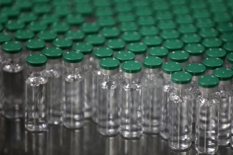 Bolivia đặt mua 5 triệu liều vắcxin, Ba Lan tiêm chủng đại trà
