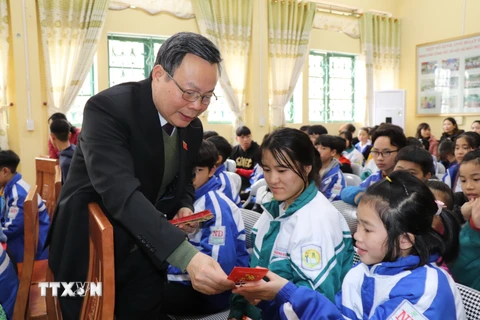 Phó Chủ tịch Quốc hội Phùng Quốc Hiển tặng quà Tết tại Yên Bái