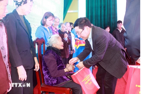 Phó Thủ tướng tặng quà người nghèo, công nhân lao động tỉnh Nam Định