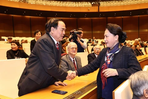Chủ tịch Quốc hội Nguyễn Thị Kim Ngân với các đại biểu tại buổi gặp mặt. (Ảnh: Trọng Đức/TTXVN)