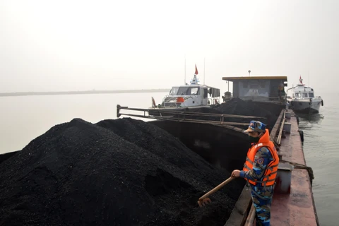 Số than cám trên tàu NĐ-3631 bị Bộ tư lệnh Vùng Cảnh sát biển 1 tạm giữ. (Ảnh: TTXVN phát)