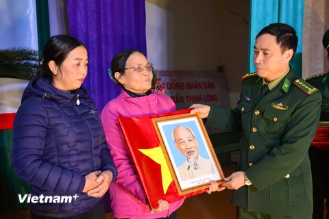Lễ trao 2.000 lá cờ Tổ quốc cho ngư dân ở tỉnh Tiền Giang