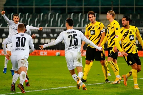 Dortmund (áo vàng) thất bại trước Mönchengladbach. (Nguồn: sportschau)