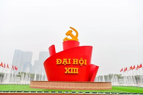 Một biểu tượng lớn với dòng chữ Đại hội XIII được dựng lên phía trước Trung tâm Hội nghị Quốc gia. (Ảnh: PV/Vietnam+)