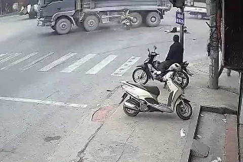 Vượt đèn đỏ, hai phụ nữ đi xe máy thiệt mạng do va chạm với ôtô