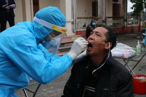 Lấy mẫu xét nghiệm SARS-CoV-2 cho người dân tại xã Hưng Đạo, thành phố Chí Linh chiều 28/1. (Ảnh: Mạnh Minh/TTXVN)