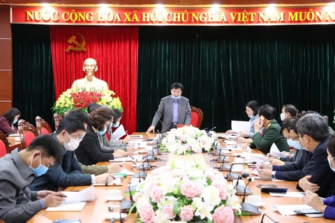 Phó Chủ tịch UBND tỉnh Hòa Bình Nguyễn Văn Chương chỉ đạo công tác phòng, chống dịch trên địa bàn tỉnh Hòa Bình. (Ảnh: Thanh Hải/TTXVN)