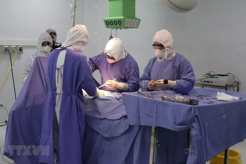 Quảng Trị: Bệnh viện tuyến huyện mổ đẻ thành công bé trai nặng 6,1kg