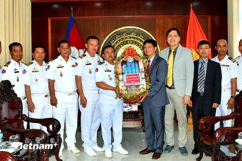 Chính quyền tỉnh Preah Sihanouk chúc mừng thành công Đại hội Đảng XIII