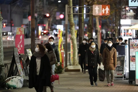 Người dân đeo khẩu trang phòng lây nhiễm COVID-19 tại Tokyo, Nhật Bản. (Ảnh: THX/ TTXVN)