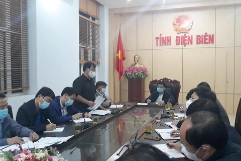 Ông Vừ A Bằng, Phó Chủ tịch UBND tỉnh Điện Biên, Phó trưởng Ban chỉ đạo phòng, chống dịch COVID-19 tỉnh thông tin tình hình dịch COVID-19 trên địa bàn. (Ảnh: TTXVN phát)